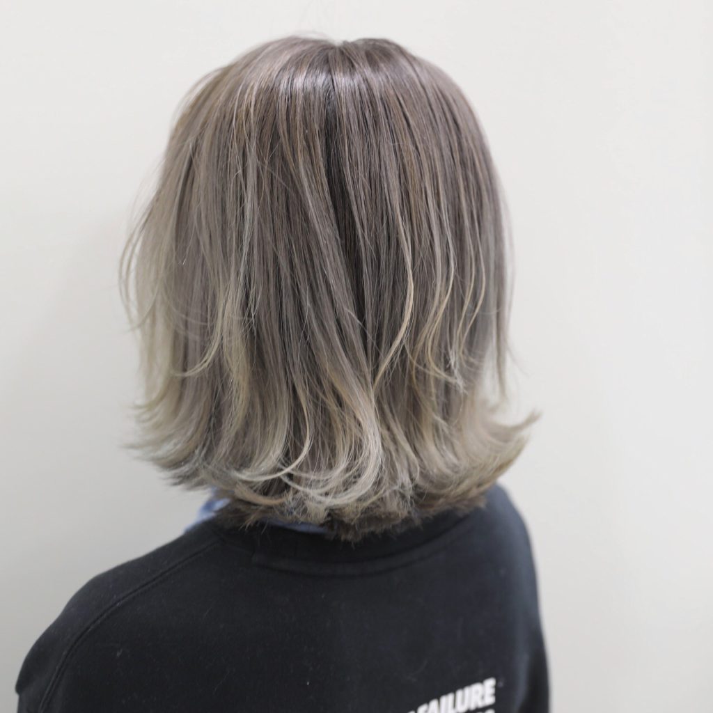 ホワイトブロンドヘアカラー